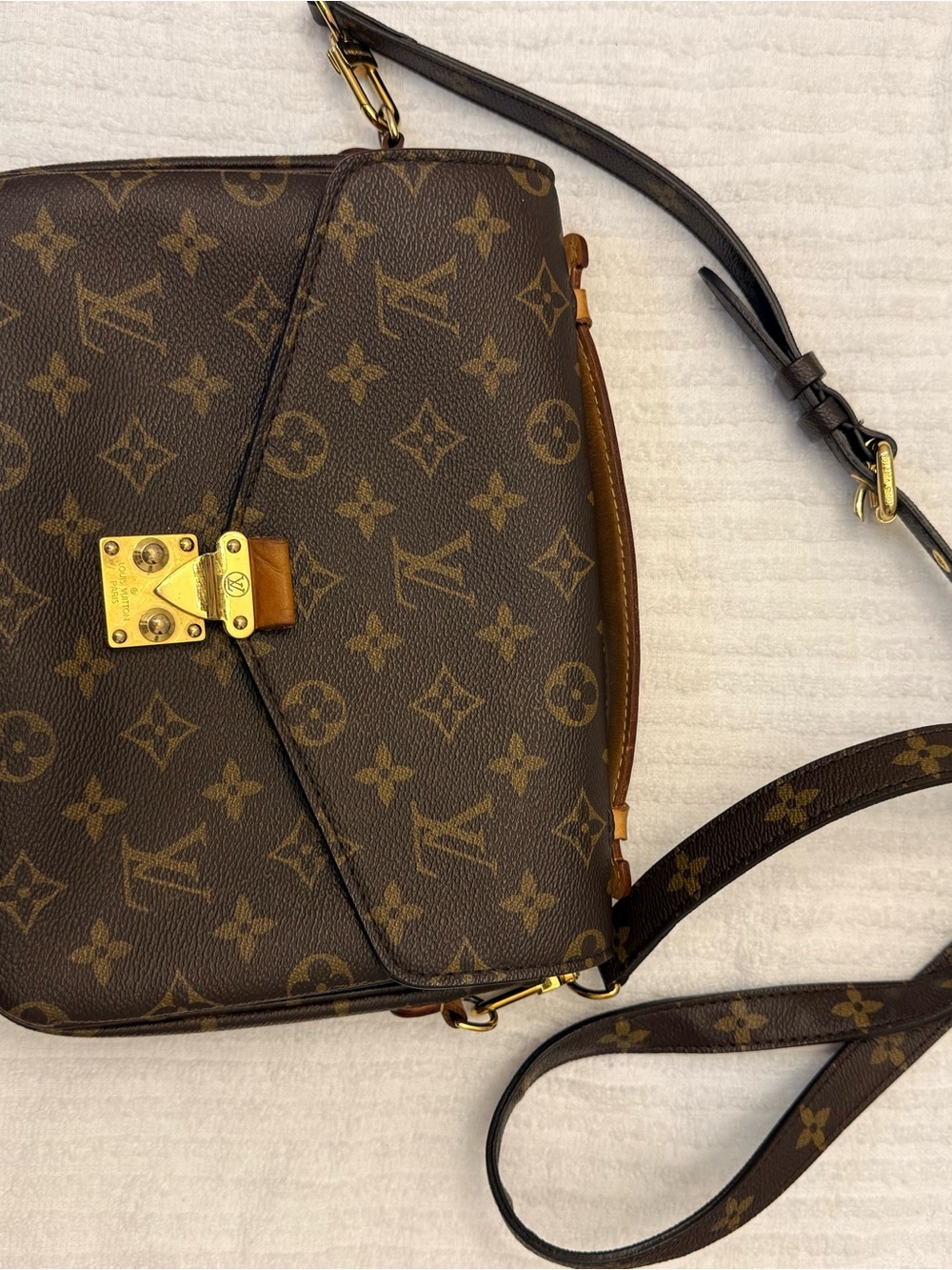 Louis Vuitton Pochette Métis Monogram Canvas